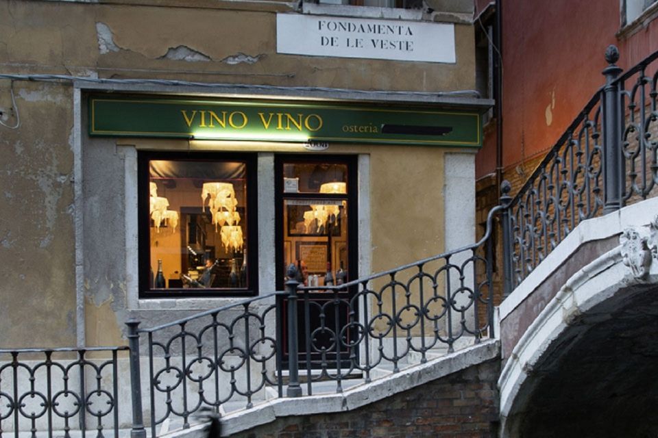 2-Course Dinner in a Typical Venetian Restaurant - Gondola Views and Venetian Comfort: What This Dinner Actually Feels Like