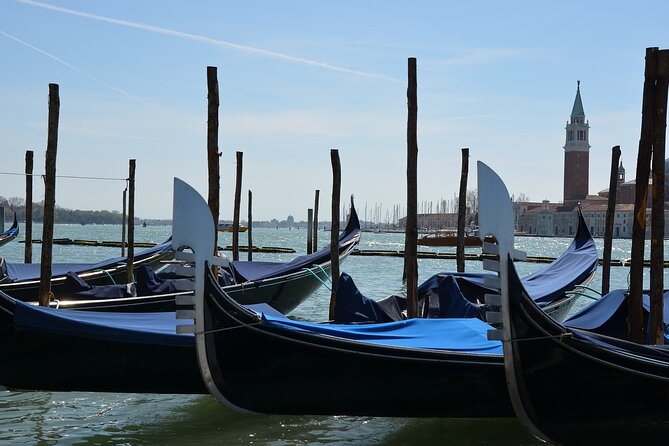 2-hour Venice Guided Walking Tour with Gondola ride - Stop 2: Mercati di Rialto for fish and fruit (free, about 35 minutes)