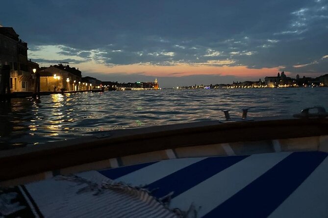 Aperitif at sunset in the Venice lagoon on a private boat. - A private lagoon sunset from Fondamente Nove