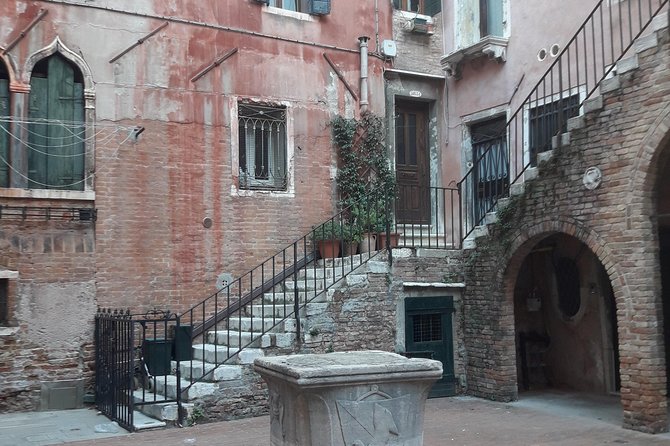 Bacaro Tour : Walk, eat and drink in Venice - Stop 3: Calle Varisco for the Venice texture most people miss