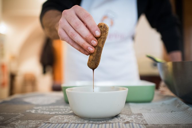 Cesarine: Small Group Pizza and Tiramisu Class in Venice - Wine, coffee, and the meal you helped create