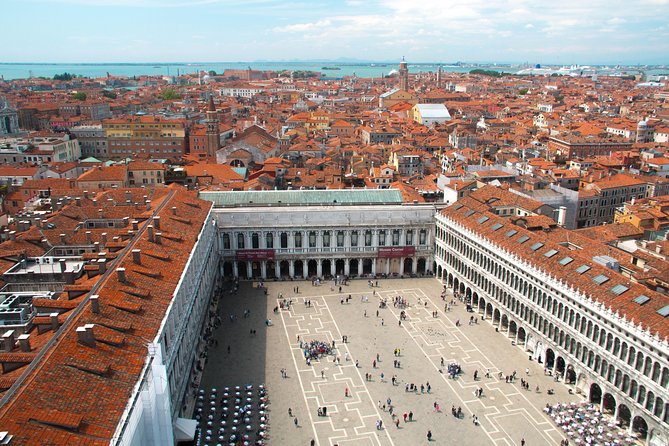 Discover Venice’s most Photogenic Spots with a Local - Stop 1: The Grand Canal stone footbridge and cinematic first frames