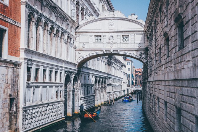 Discover Venice’s most Photogenic Spots with a Local - Stop 2: Rialto Bridge with smarter framing