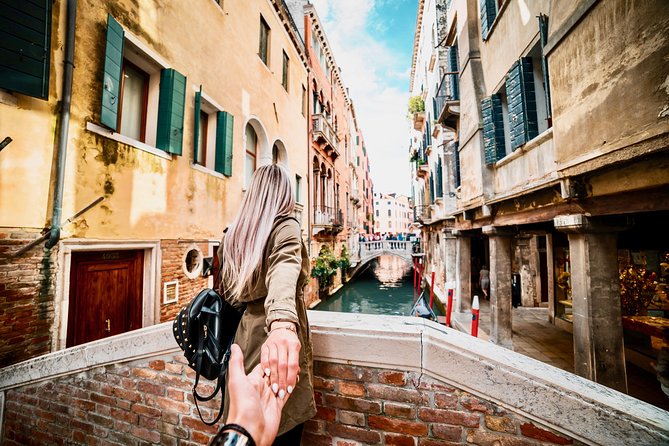 Ducal Venice, Historical Walking Tour & Skip the line Doge's Palace - Getting it right in Venice: bags, rain, and the €5 day-fee warning