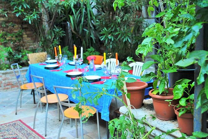 Experience A Traditional Sailor’s Supper In The Venetian Lagoon - Wine, Spritz, and Conversation: How the Evening Stays Fun