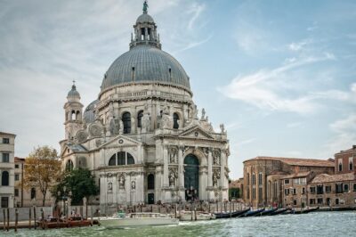 From Lake Garda: Venice City and Lagoon Guided Tour - Rialto Bridge evening ambiance: the payoff for staying late