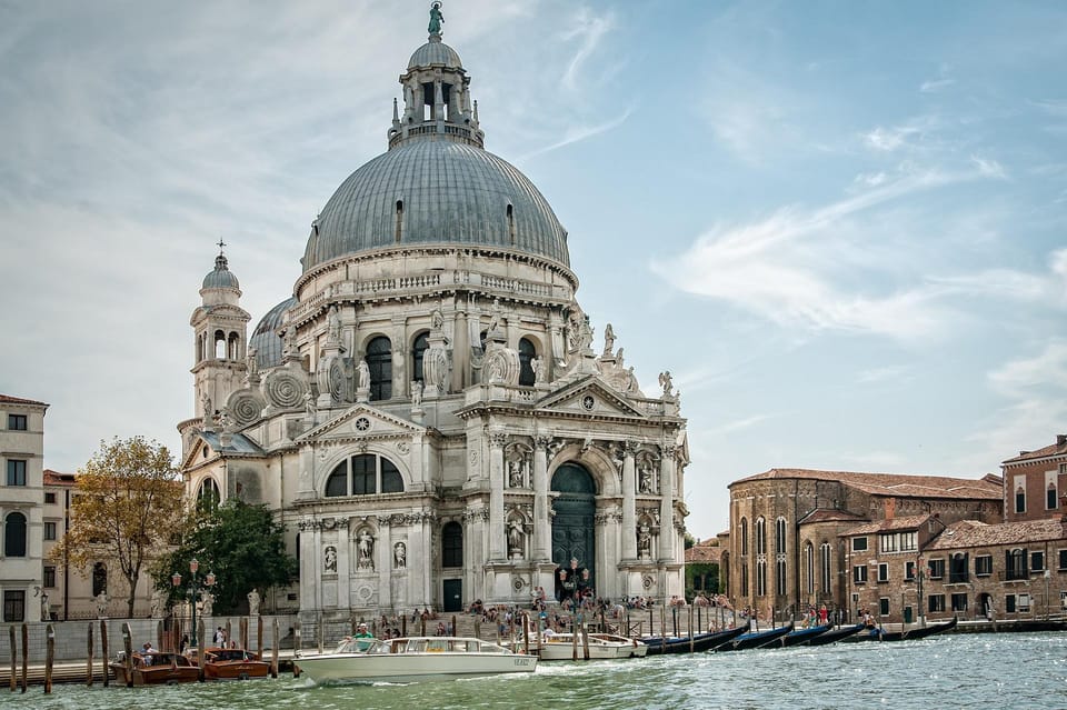 From Lake Garda: Venice City and Lagoon Guided Tour - Rialto Bridge evening ambiance: the payoff for staying late