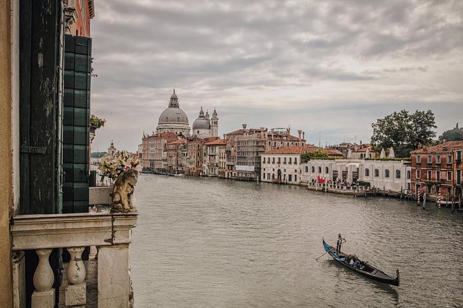 Gondola Ride and Aperitif in a Venetian Palace - A Private Gondola and Palace Aperitivo Plan