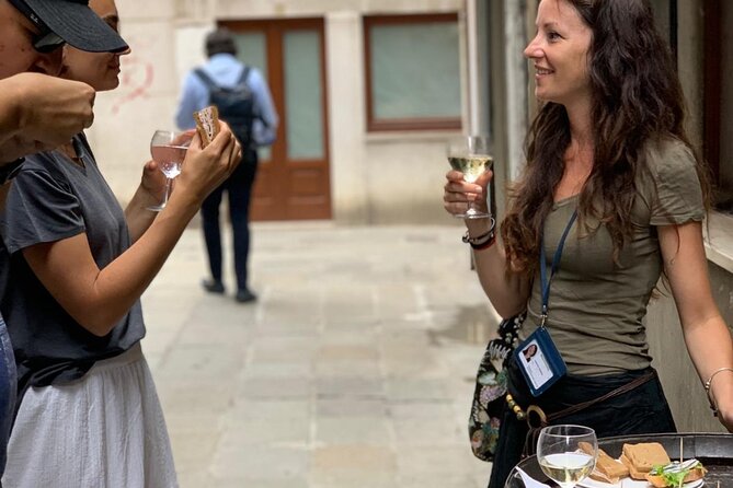 Guided Small Group Kickstart Food Tour of Venice - Mercati di Rialto: fish-market views and an old-school winebar vibe