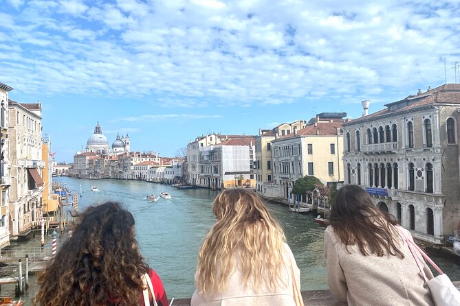 Guided Venice Street Food Tour and City Sightseeing - Drinks, seating, and the smart-casual dress code