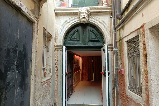 History Gallery: Venice in the Past 3D Experience - Spotting secrets on a real, sectioned gondola