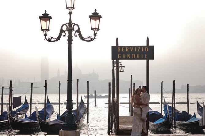 Iconic Photos and Adventure in Venice - Stop 1: Ponte di Rialto photos without the chaos
