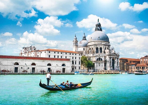 Magical Gondola Journey: Explore Venice's Grand Canal in Style! - A Shared Gondola With a Max of 5 People: What That Means On the Water