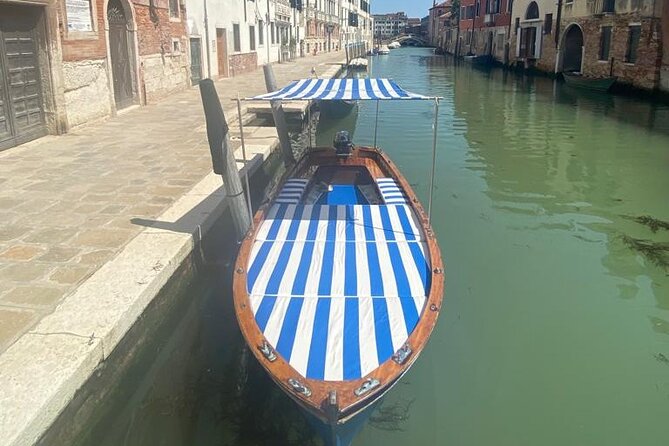 Private boat tour to the islands of Venice - Stop 2: Burano’s colorful lanes and hand-loom lace