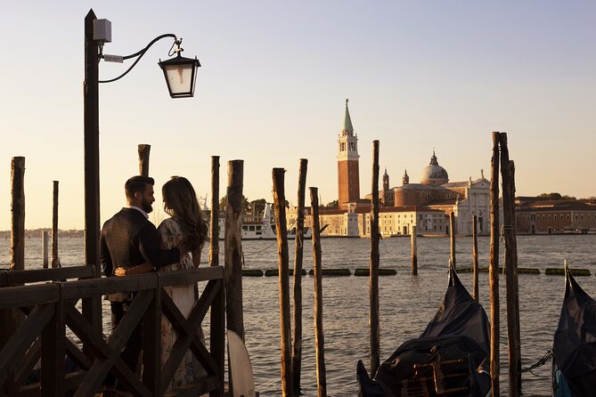Private Gondola Ride and Photoshoot - Ponte di Rialto Finish: A Strong Ending at the Most Familiar Bridge
