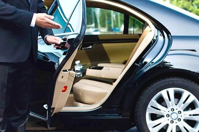 Private One-way Airport Transfer Venice Airport to Venice - Communication that feels personal: name signs, calls, and real coordination