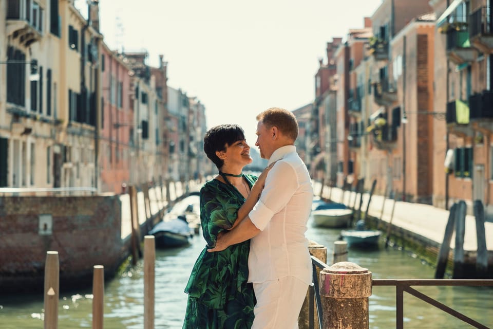 Private Photoshoot of Your Gondola Ride in Venice - Price and value: $368.18 per group up to 4