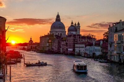 Private Tour: Venice Grand Canal Evening Boat Tour - Timing matters: choosing your departure before or after 6pm