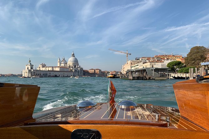 Private Transfer from Venice Airport to Hotel in Venice City Center - From Marco Polo Arrivals to the Boat: what the meeting actually feels like