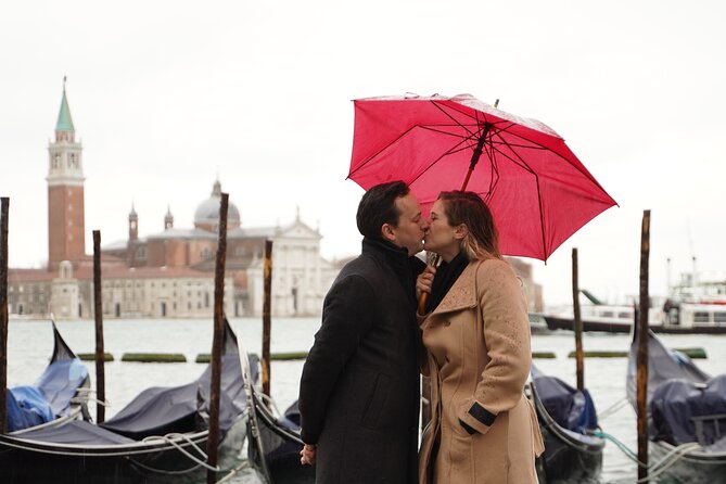 Professional Photoshoot in Venice - Rialto Bridge canal photos: where candid meets good posing