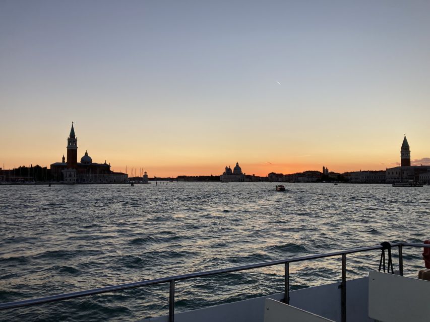 Punta Sabbioni - Venice at Sunset: Boat Tour with Aperitif - Language and guide support (Italian, German, English)