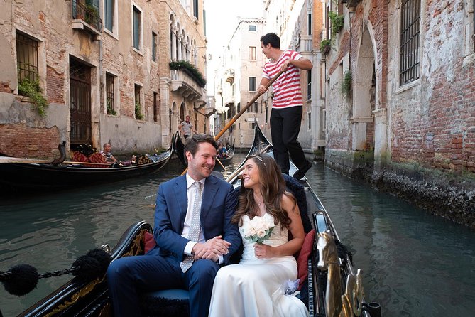 Renew your wedding vows on a romantic gondola - Gondola time that balances spectacle and privacy