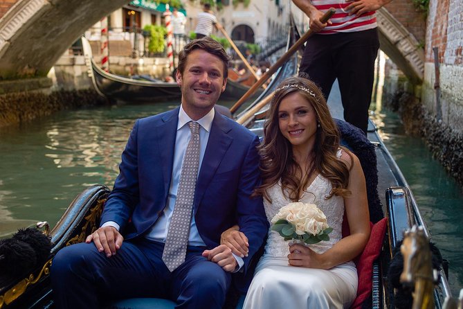 Renew your wedding vows on a romantic gondola - Roses, booklets, and the kind of details you’ll actually use