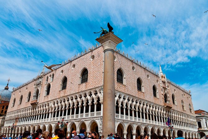 Skip the line Doge's Palace Guided Walking Tour in Venice - St. Mark’s Square meetup: getting in without the chaos