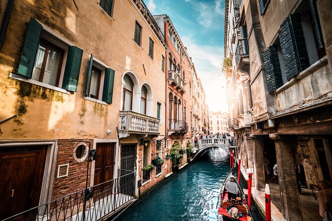 Small Group Tour to Venice departing from Abano Terme - The Rialto area: crossing the Rialto Bridge and walking into commerce