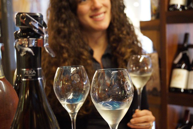 Sparkling Wine & Italian Prosecco Tasting in Venice - Vinoteca DAI DO CANCARI: the sommelier-led setup