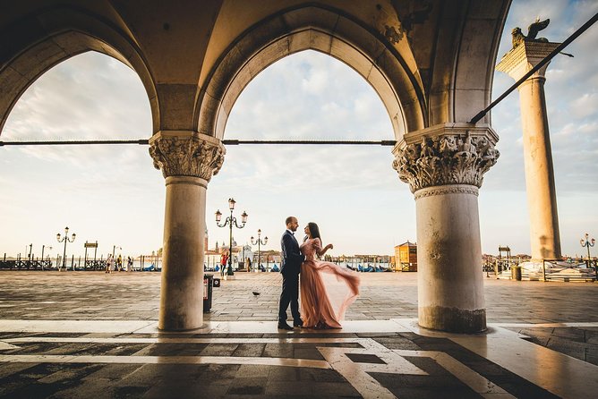 Sunrise Couple Photoshoot Tour - Why Sunrise Couples Photos Work So Well in Venice