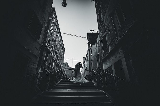 Sunrise Couple Photoshoot Tour - The Walk Through Calli: Where Your Photos Get Interesting