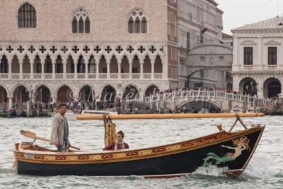 Sunset Venetian lagoon with prosecco - Meet at Al Chioschetto, then step onto a Burano-fisherman style boat