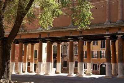 Tour on the Trails of Commissario Brunetti in Venice - Meeting Signor Vianello and the Brunetti crew in real Venice