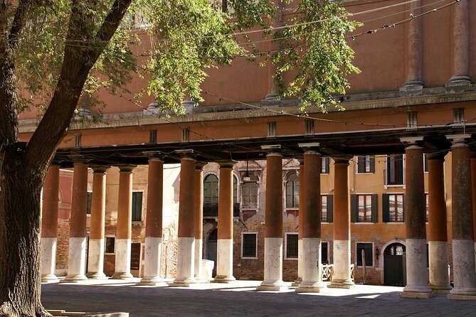 Tour on the Trails of Commissario Brunetti in Venice - Meeting Signor Vianello and the Brunetti crew in real Venice