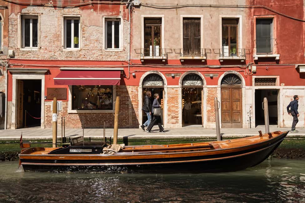 travel through time in Murano with a historic Venetian boat - FAQ