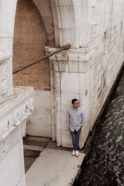 Venezia: servizio fotografico privato - How the photographer helps you pose (so you don’t look stiff)