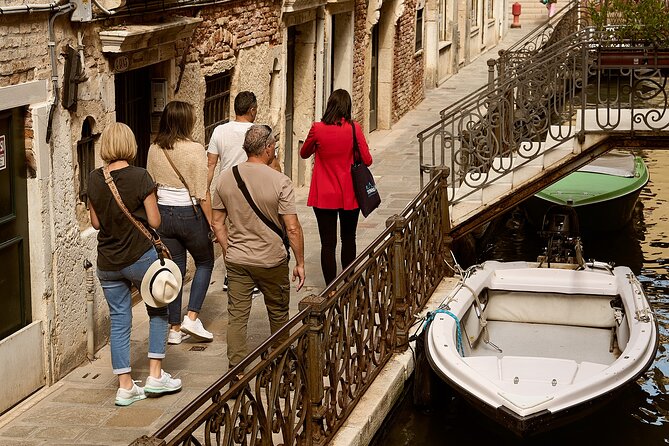 Venice Art Walking Tour with Gondola Ride - Gondola Ride in Venice: 30 Minutes of the Real Water Feeling