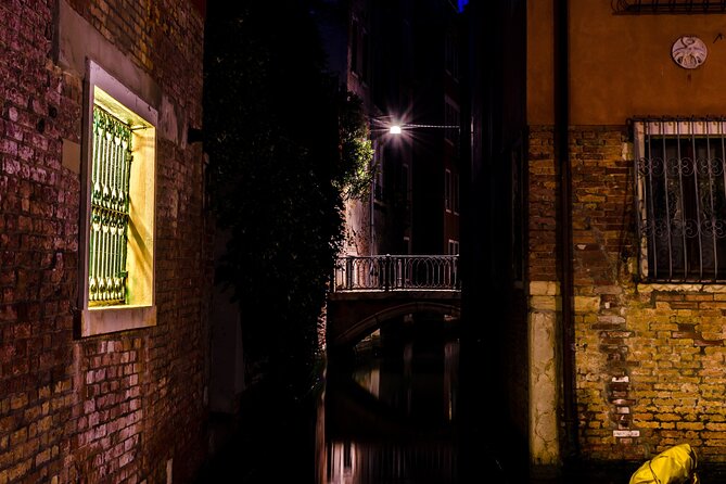 Venice at Sunset: Crimes, Legends and Mysteries - San Polo after sunset: canals, bridges, and alleys with stories