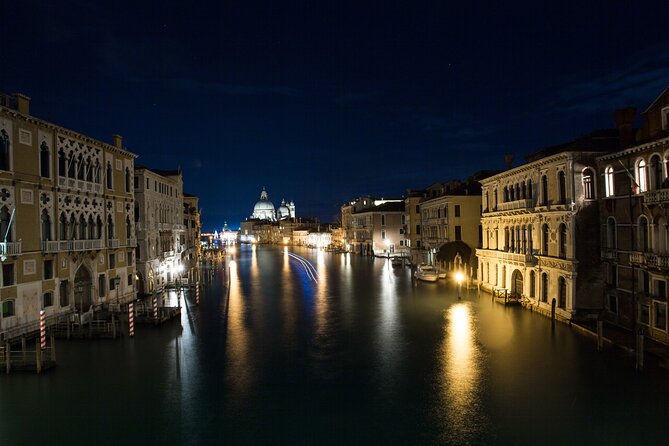 Venice at Sunset: Crimes, Legends and Mysteries - Ponte di Rialto at golden hour: a big landmark with a different story angle