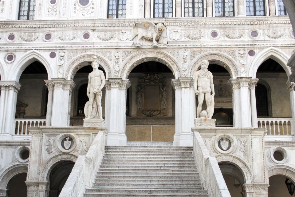 Venice: Basilica+ Doge's Palace+ Lagoon Islands-Guided Tour - Murano glass factory: live demonstration you can watch close up