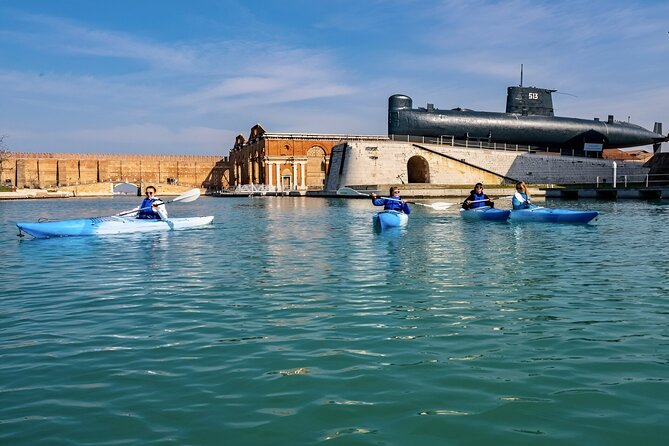 Venice Beginner's Kayak Tour: train & visit the Medieval Arsenal - Stop 1 at the Querini rowing club: your training base