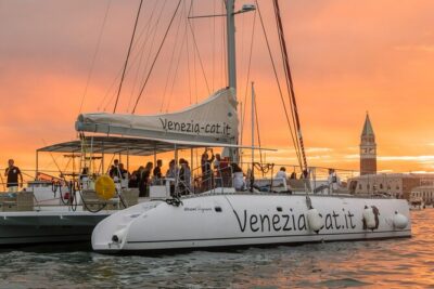 Venice by Night Catamaran Cruise - Meeting point and timing: make your evening easy