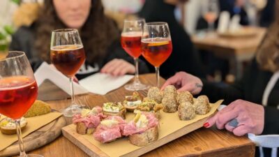 Venice: Cicchetti, Spritz, and Wine Tour in Ghetto Ebraico - Starting at Gam Gam: setting expectations for the 2-hour walk