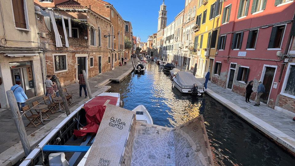 Venice City Escape: "The beggar and the cloak" - Venice City Escape, in plain terms: a smartphone chat mission