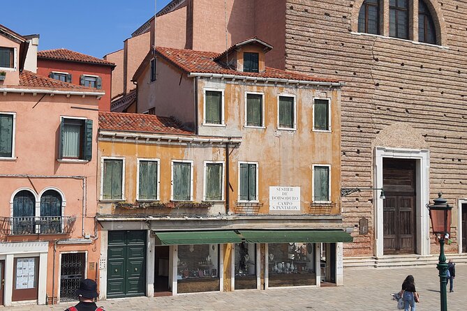 Venice City Highlights Guided Tour for Kids & Families - Rialto Bridge and the marketplace finale for canal-and-street energy