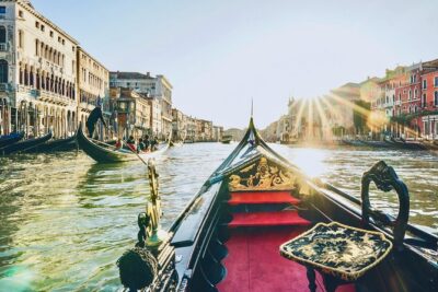 Venice: Classic 30-Minute Gondola Ride Through the Canals - The silent 30 minutes: what it feels like on the water