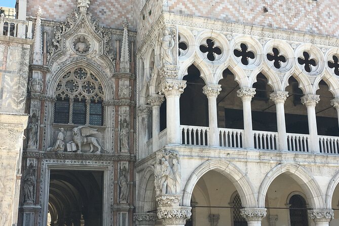 Venice Doge's Palace Guided Tour & SECRET ITINERARIES Option - The Bridge of Sighs: the 15-minute photo stop that means more than it looks