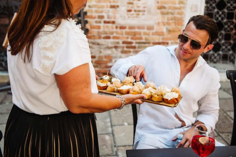 Venice: Eat & Drink Like a Local – Evening Cicchetti Tour - Guides and group vibe: what the best nights have in common