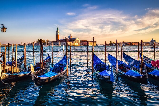 Venice: Enchanting City Walk & Majestic Gondola Glide! - The gondola glide: what 30 minutes on a shared boat really feels like